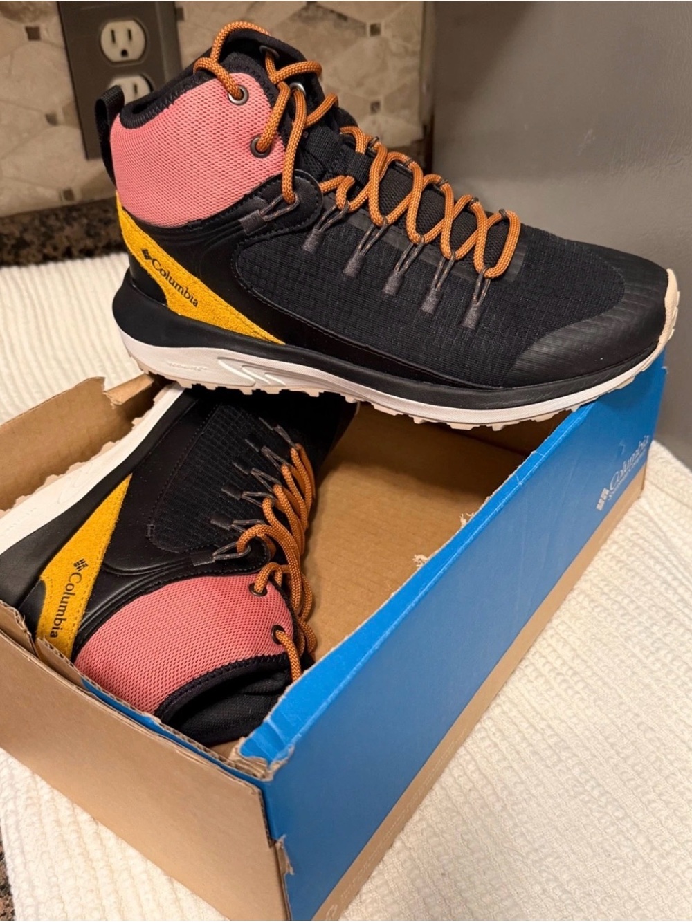 NEW Women’s Columbia Radlock Mid Hiking / Canyon Black athletic shoes !!